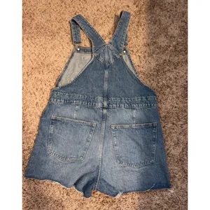 Universal Threads Denim Overalls Women's Size 6 Distressed Frayed Hem Overalls thumbnail 6