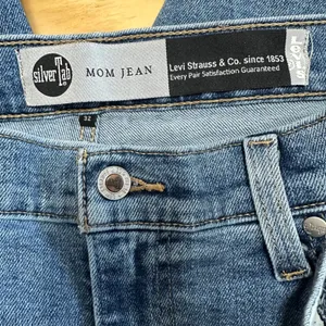 Levi's SilverTab Mom Jeans Womens Size 32x27 Medium Wash High Rise Tapered‎ Leg thumbnail 5