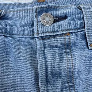 Levi's 501 Mid Rise Cutoff Denim Shorts Light Wash Distressed Patchwork‎ Sz 26 thumbnail 5