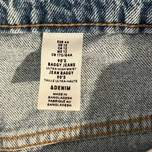 H&M &Denim Distressed Ultra High Waist 90’s Baggy Jeans Light Wash US 12/EU 44 thumbnail 6