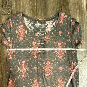 Women’s Mudd Size Large floral short sleeve top (NWOT) thumbnail 5
