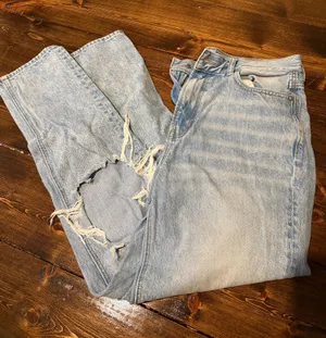 American Eagle Jeans Ripped Mom High-Rise thumbnail 1