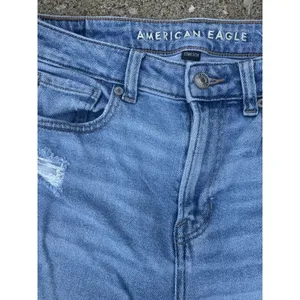 American Eagle Mom Straight Distressed Jeans Medium Wash Stretch‎ Size 4 Regular thumbnail 7