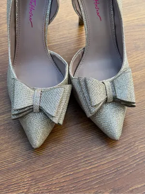 Betsey Johnson Prince Gold Glitter Bow Pointed Toe Heels Size 9 thumbnail 5