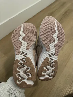 Women’s Nike Running Shoes thumbnail 4