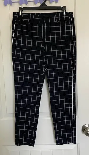NWOT | Old Navy women’s checkered‎ pixie ankle length pants — size 4 thumbnail 1