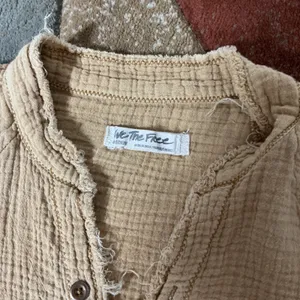 We The Free Boho Gauze Button Down Shirt Womens Medium Tan Raw Hem Oversized Top thumbnail 4