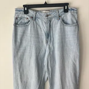 Abercrombie & Fitch The Loose High Rise Jeans Light Wash Raw Distressed Hem thumbnail 2
