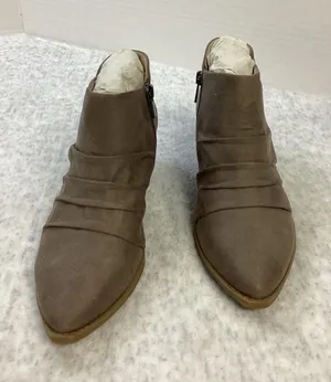 LifeStride Reba Doe Ecomicro Ankle Boots Taupe Ruched Pointed Toe 6M‎ I6539S1020 thumbnail 1
