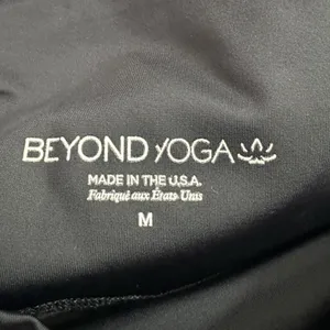 Beyond Yoga Black High Waisted Mesh Panel Leggings Size M activewear‎ leggings thumbnail 7