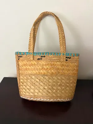 vintage hand-woven Nassau Bahamas raffia flower handbag thumbnail 2