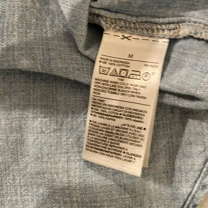 Old Navy Size M The Classic Shirt Light Wash Denim Jean Button Down Collared thumbnail 8