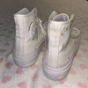 Converse embroidered platform white sneakers Size 7 thumbnail 2