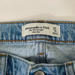 Abercrombie & Fitch 90s Straight Jeans 27/4 Mid Rise Raw Hem Light Wash thumbnail 4
