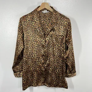 Private‎ Luxuries Satin Leopard Blouse Womens M Button Down Pajama Style Top thumbnail 2