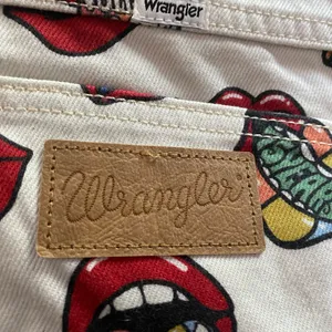 Wrangler Barrel 652 high rise read my lips Rolling Stones jeans. Size 30x31 thumbnail 6