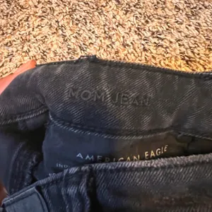 American Eagle Womens Black Distressed Mom Jean Comfort Stretch Waistband Size 4 thumbnail 3