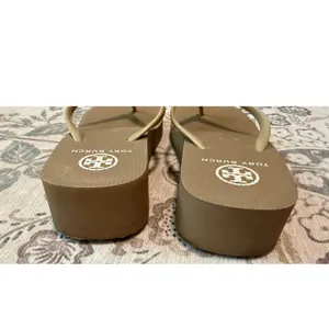 Tory Burch Tan Mini Wedge Platform Flip Flop Sandals Gold Logo Size 8 thumbnail 6
