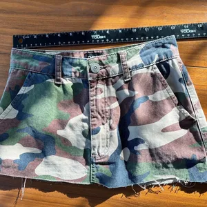 Urban Outfitters BDG Women's Green Camo Denim Mini Skirt Raw Hem Size Small thumbnail 4