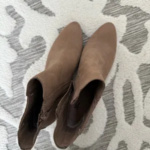 Frye Sandra Chelsea Western Ankle Boots in Taupe Size 6.5 NWT thumbnail 2