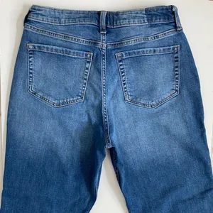 Abercrombie & Fitch The Mom‎ High Rise Jeans Medium Wash Distressed Size 29/8R thumbnail 7