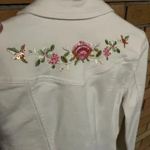 Kikit Jeans Jacket Womens Size Small White Floral Embroidered Cropped Denim thumbnail 9