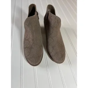 Vince Camuto Taupe Snakeskin Embossed V-Cut Ankle Booties Grey Size 8.5 M 39 thumbnail 2