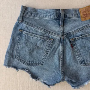 Levi's 501 High Rise Cutoff Denim Shorts Womens 25 Blue Distressed Raw Hem‎ thumbnail 8