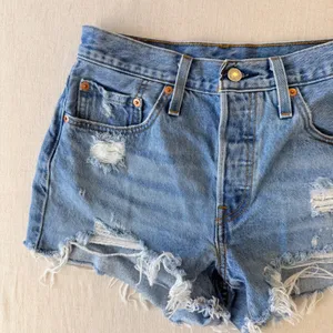 Levi's 501 Original Distressed Cut Off Denim Shorts Womens 27 Light Wash Blue thumbnail 3