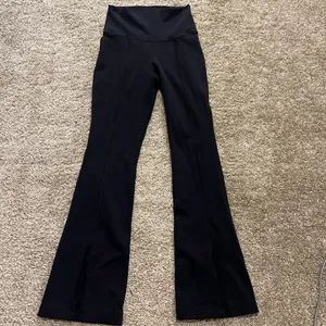 TNA action split‎ flare legging high rise XS Aritzia Black thumbnail 2