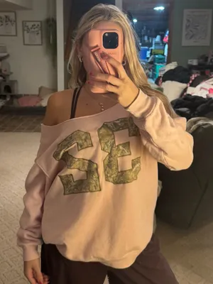 PINK Off-The-Shoulder 32 Camo Sweatshirt thumbnail 1