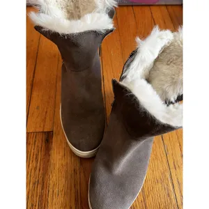 J/Slides NYC Boots Womens Size 8 Gray Suede Faux Fur Lined Ankle Booties Zip thumbnail 2