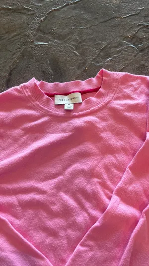 Free assembly pink sweater  thumbnail 2