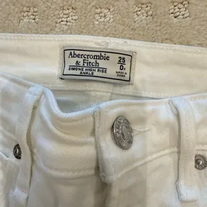 Abercrombie & Fitch Simone High Rise Ankle Jeans White Distressed Hem Size 25 0R thumbnail 5