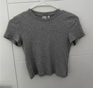 TNA Aritzia Cropped Grey T-shirt thumbnail 1