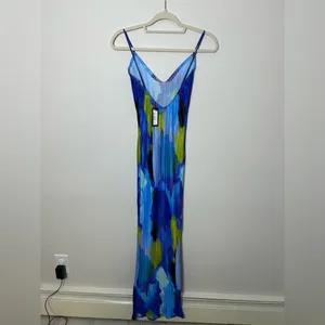 PrettyLittleThing blue abstract print plisse low back strappy maxi dress thumbnail 2