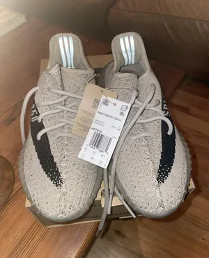 Yeezy 350 Boost V2 thumbnail 2