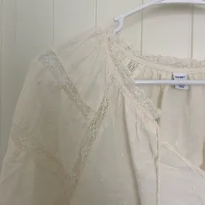 EUC | Old Navy women’s lace trim blouse — small‎ thumbnail 3