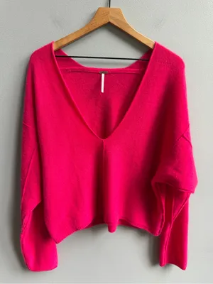Free People Solitaire 100% Cashmere V-Neck Sweater in Raspberry Hot Pink Small thumbnail 2