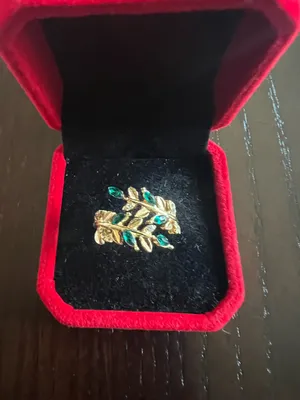Ladies Gorgeous Golden with Faux Emerald Gemstone Ring Size 8 thumbnail 2