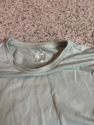 hollister t shirt  thumbnail 2