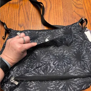 Baggallini Crossbody Everyplace Bag NWT Black Floral School College Travel thumbnail 8