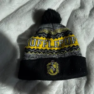 Harry Potter Hufflepuff Knit Pom Beanie Hat Black Yellow Warner Bros OS thumbnail 5
