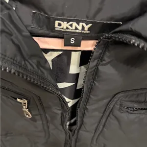 DKNY Puffer Black coat jacket size small , be proactive for fall & winter :) thumbnail 4