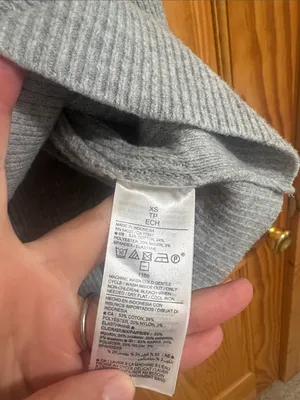 Old Navy Size XS Grey V-Neck Sweater thumbnail 4