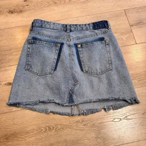 H&M Distressed Denim Mini Skirt Raw Hem Blue Size 10‎ Casual Summer Festival thumbnail 2