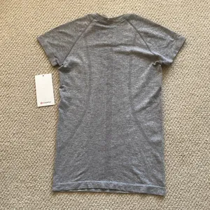Lululemon Swiftly Tech Short Sleeve 2.0 Crew Shirt Size 6 Slate White EUC thumbnail 5