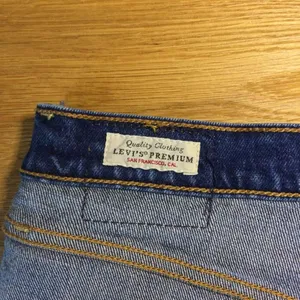 Levi’s ribcage shorts Jean shorts 28 button-fly medium dark wash distressed jort thumbnail 5