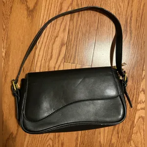 Elegant Black Leather Shoulder Bag thumbnail 1