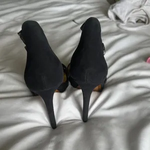 MICHAEL Michael Kors navy blue Heels with Cream Interior thumbnail 5
